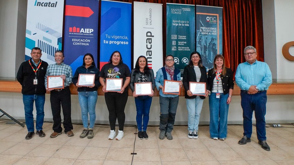 Diez trabajadoras se certificaron para operar equipos de carga en Codelco Ventanas